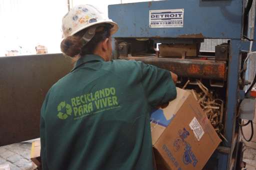 Reparos elétricos na cooperativa de reciclagem de Pinheiro Machado